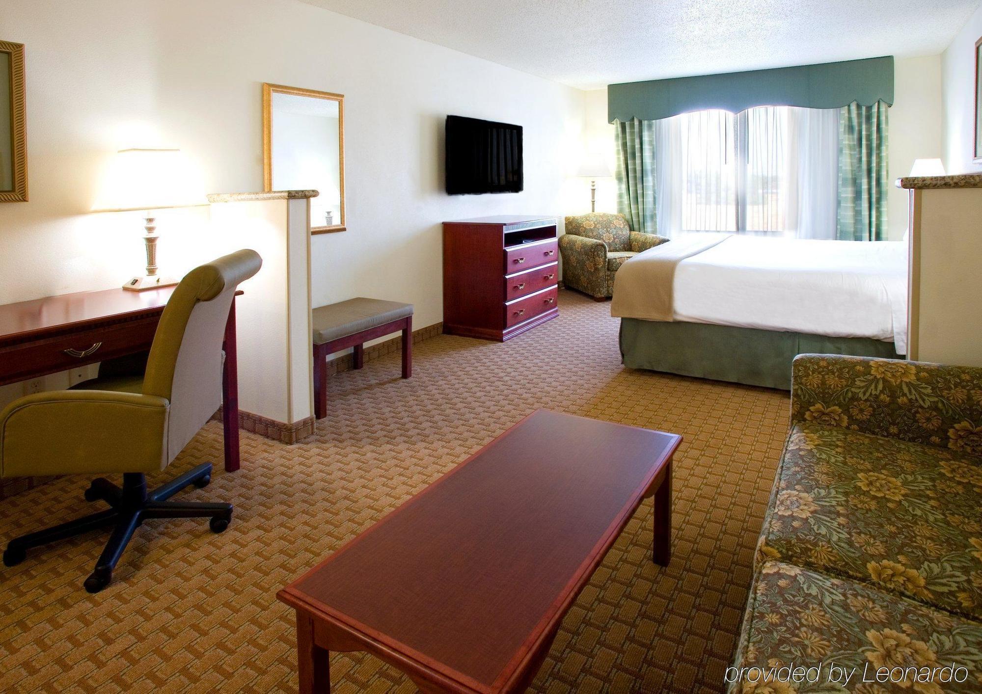 Holiday Inn Express & Suites Selma By Ihg Номер фото